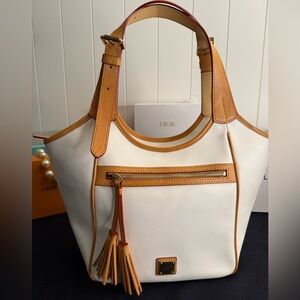 EUC Dooney & Bourke Maddie Saffiano Leather Shoulder Bag